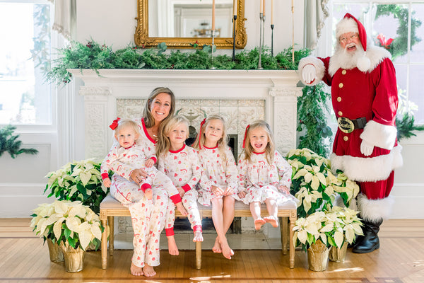 Mom and Children Meeting Santa in Festive Letters to Santa Print